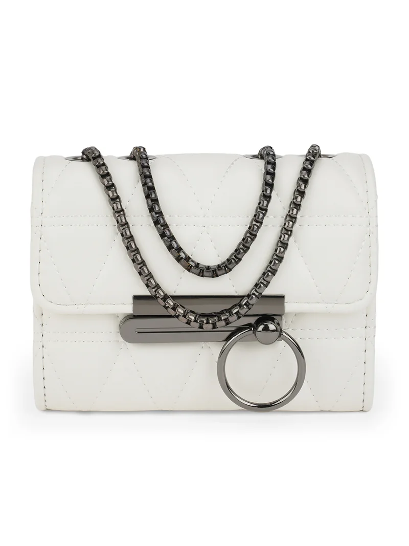 جلو باص حقيبة نسائية بيضاء مبطنة صغيرة مستطيلة بحمالة كتف بسلسلة معدنية